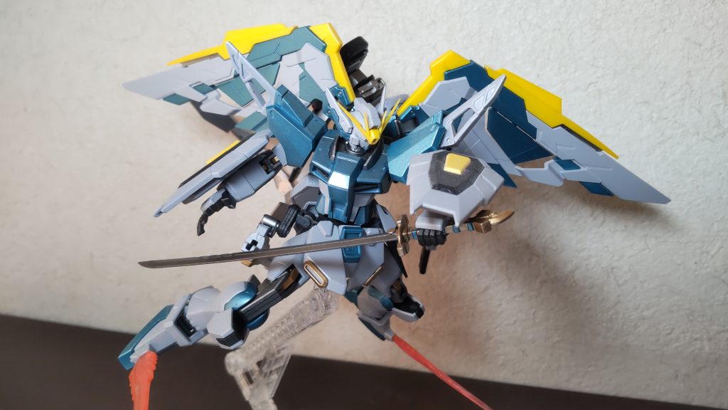 刀は刀身と金色部分以外を筆塗りでちまちまやりました。サイドスカートを取り外してジャンクパーツから取り出してきたジョイントを使えば無加工で取り付けられました。