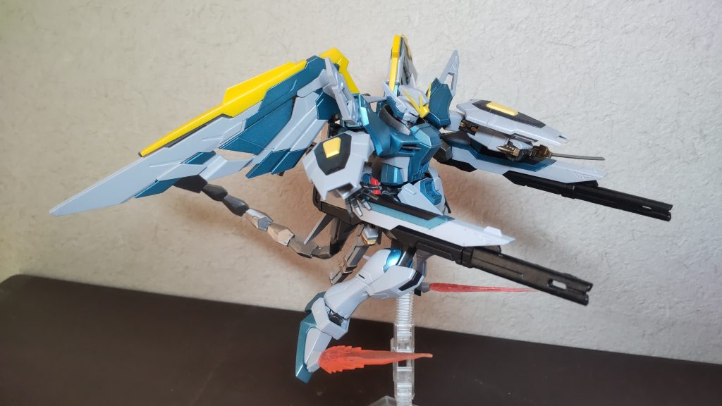 この機体の一番好きな武装です。MGストフリのビールライフルを加工してアムフォルタスみたいにしました。銃口はHGビルドブースターのものを使ってます。