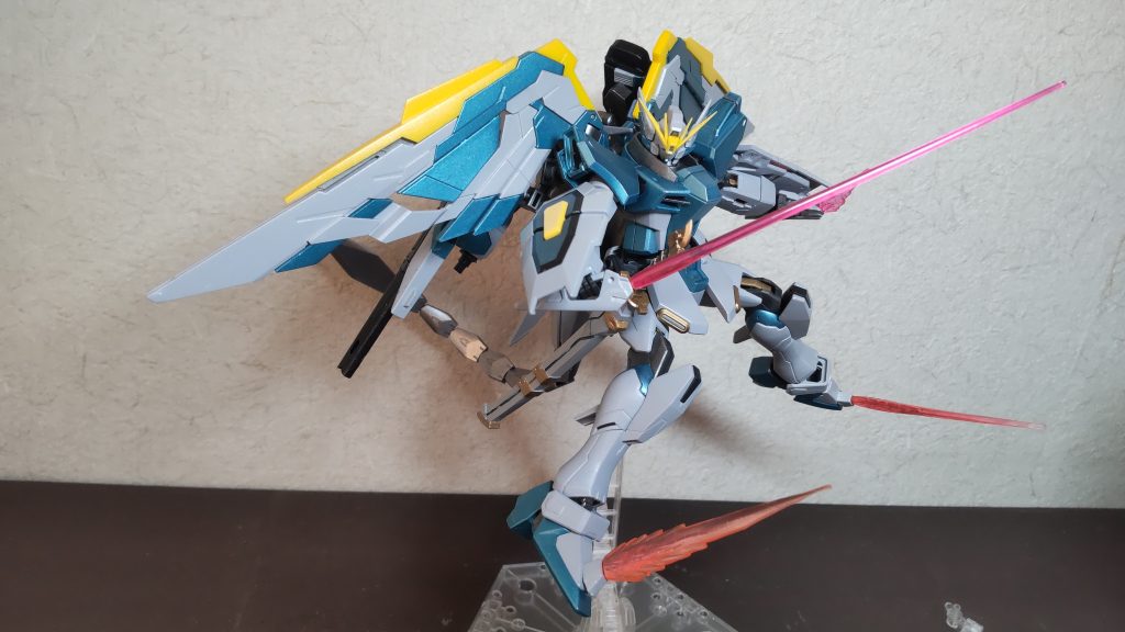 肩のビームブーメランはインジャのビームサーベルエフェクトを加工して設定通りビームサーベルにもなるようにしました。脚部ビームサーベルはMGデスティニーのビームブーメランとそのエフェクトを加工したものを使ってます。