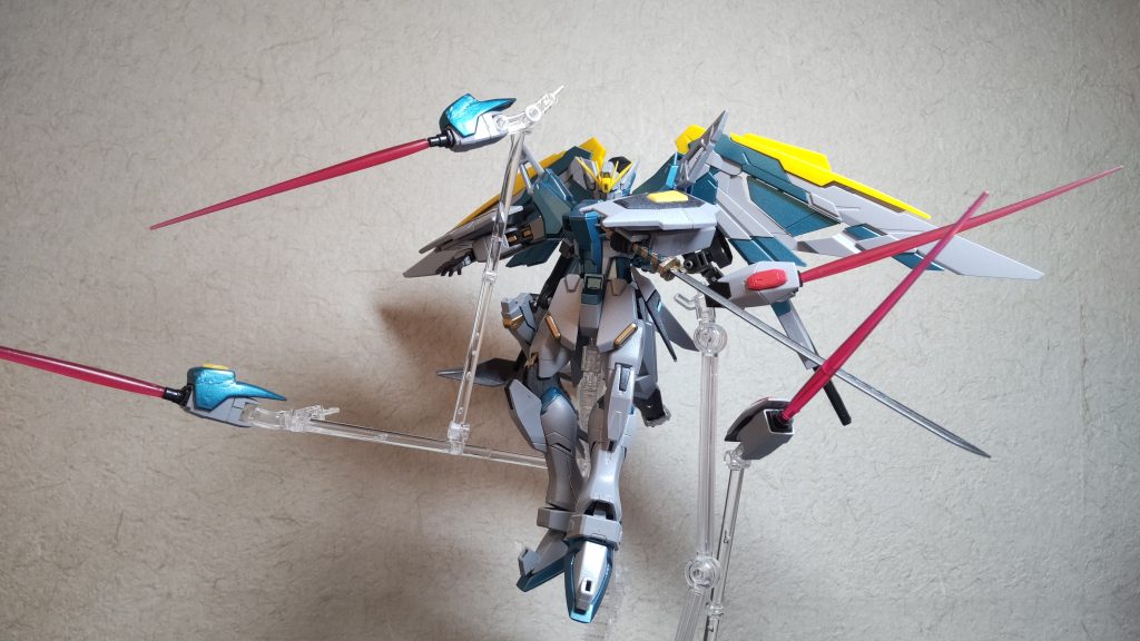 ドラグーンはHGデスティニーの加工した腕とHGストフリのそのまんまの腕を使ってます。もちろんビームサーベルだけではなくビームシールドも展開できます。構想時に水星の魔女やっててもろに影響されました。