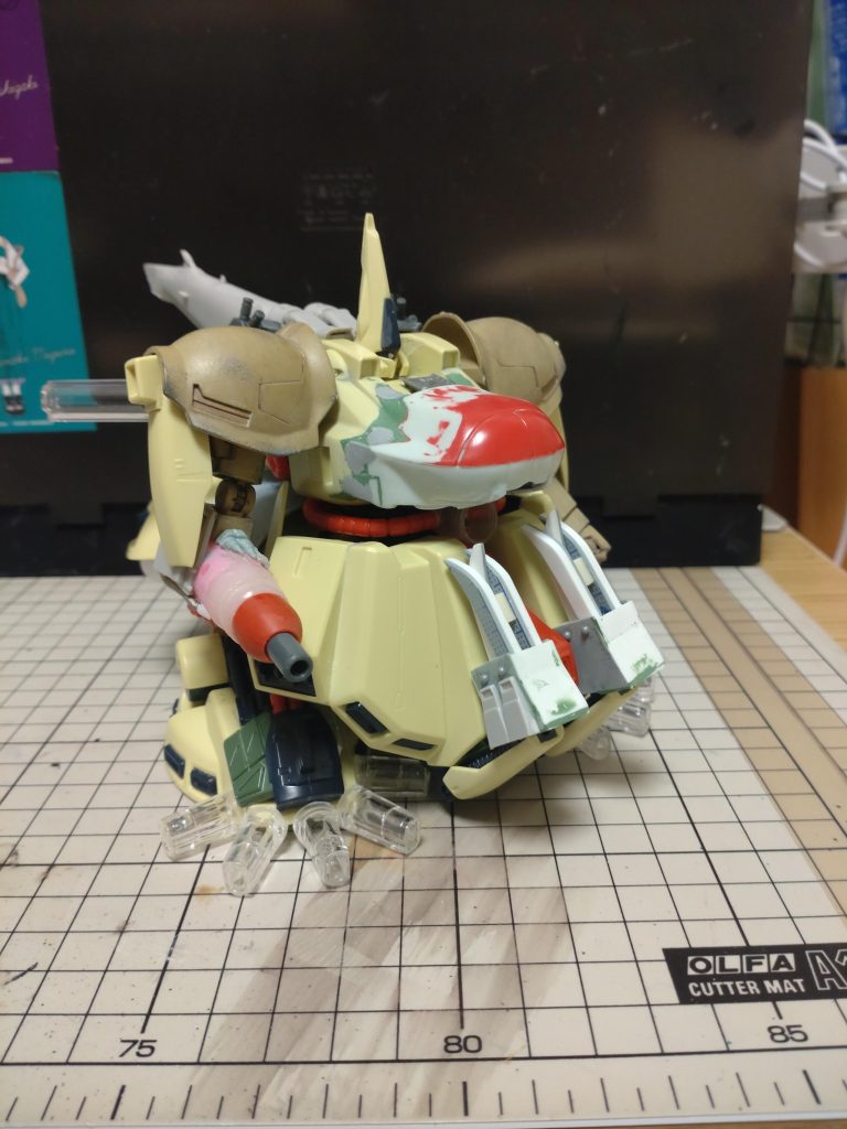 ボディはマックのプラレール、脚の指は、タバコのフィルター、クローはプラ板で作製しました