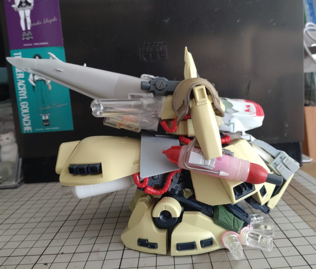 スタビライザーは、ヘリのプラモ。武器腕・プロペラントタンクは鉛筆キャップ。丸いバーニアは、タバコフィルターで作製しました。