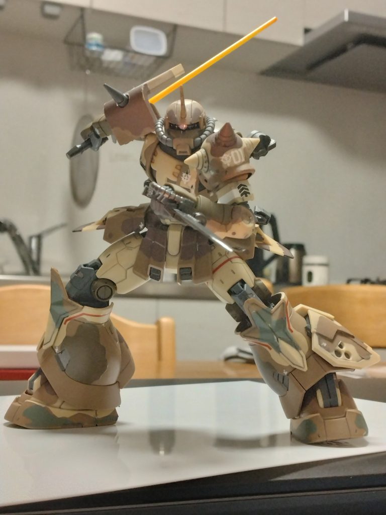 ポージングを少し勉強しました。刀の歴史は昔からあるだけあって参考になりました。可動の制限もあって完全には再現できないですが面白かったです(※単に自分の技量がないだけです)。それにしも左足浮いちゃってますね。