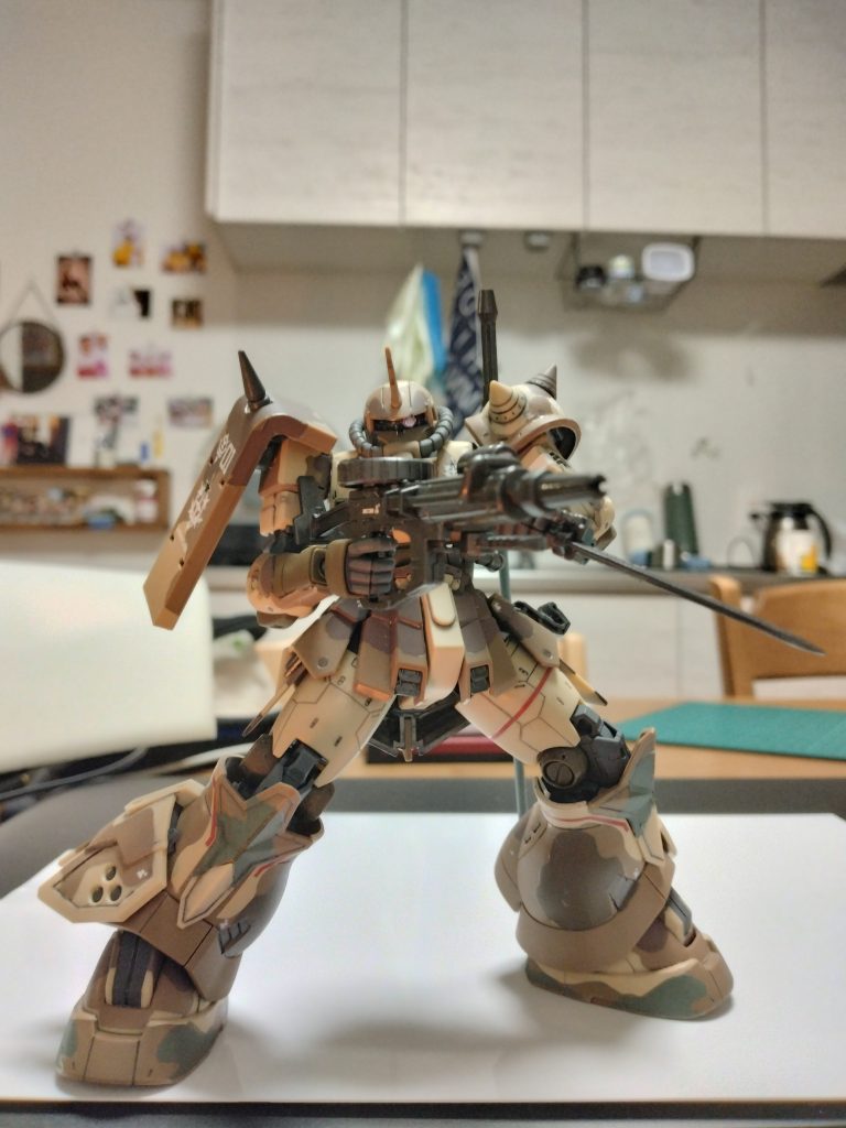 反省点と感想ヤスリがけは今まで#400,#600,#1,200でやってました…猛省です。水転写デカールに関してはもう他のモデラ―様が多く語っているのでここでは話すことはありません…。ただ全部貼り終えたときの達成感はもう半端ないですよ!制作動画を見てとても励みになりました。デカール貼付後の補修の方がよっぽど精神的にダメージが大きかったかもしれません。ホビーカラーやエナメルを塗布した後に内側に染み出して剥がれたり破けたり、トップコートで肘のデカールが飛んでったり。パーツを付けたときに自分の指に迷彩柄がついていたときには「は?」ってなりました。とにかく一工程ごとにデカールの補修でした。おかげで天然のウェザリングです。実はこのプラモ、親睦を深める機会があって制作した物なので、思い出補正があり、今となってはどれもいい思い出なのです。それでは次の作品で!