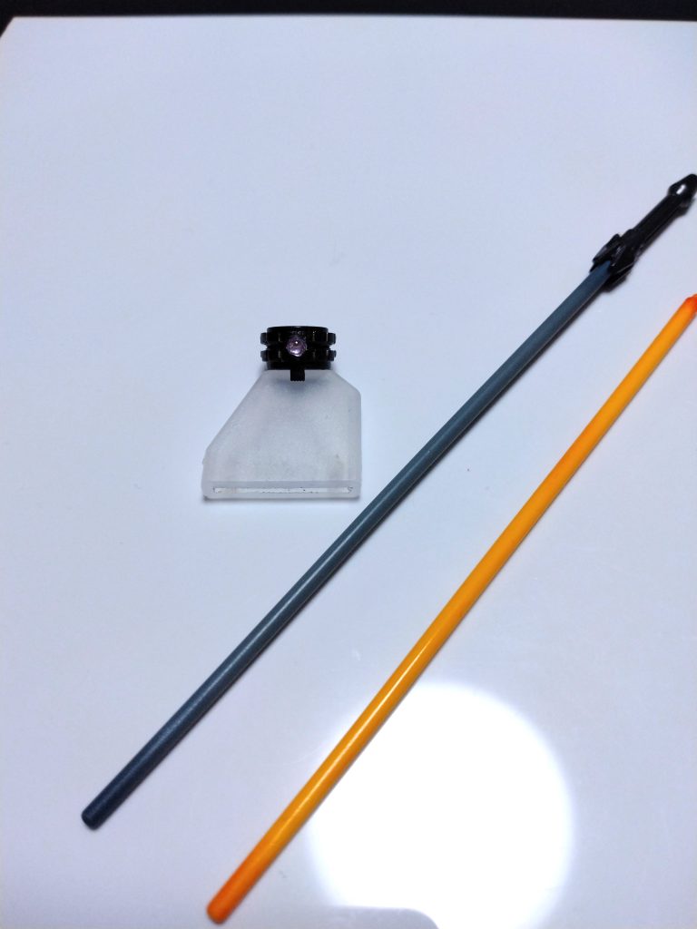 センサー部分にホイールシールを貼り付け、上からUVレジンでレンズ風に作成。ヒート・剣をグラデーション風に塗装(発熱前はウェザリングマスターで発熱後は墨入れペンで塗ってからメラミンスポンジで拭き取り)。どこから発熱するんですかね。