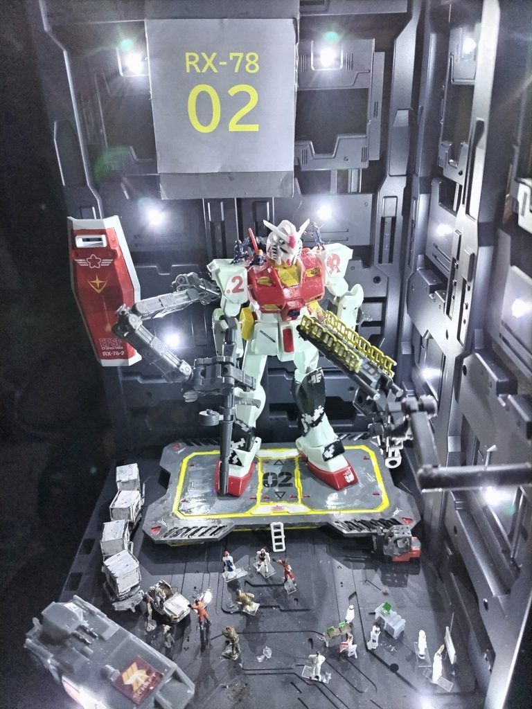 全景作業用アームがついて、ハンガーベースっぽさが増しました！（色が壁とアームトライフルがかぶってるのが難点か）