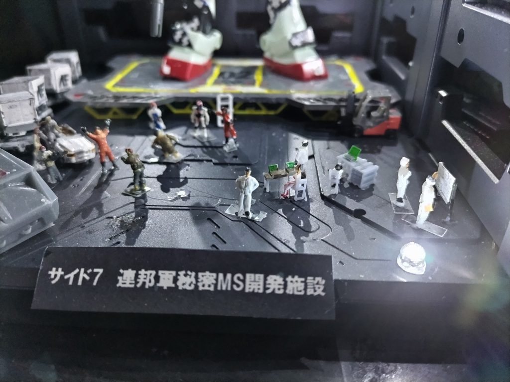 ゴップ将軍視察の図。隠密行動なので、正規の連邦兵ではなく、民間軍事会社「シャフトセキュリティシステム」が護衛している。※シャフトセキュリティシステムは、連邦軍のダミー会社の一つである。