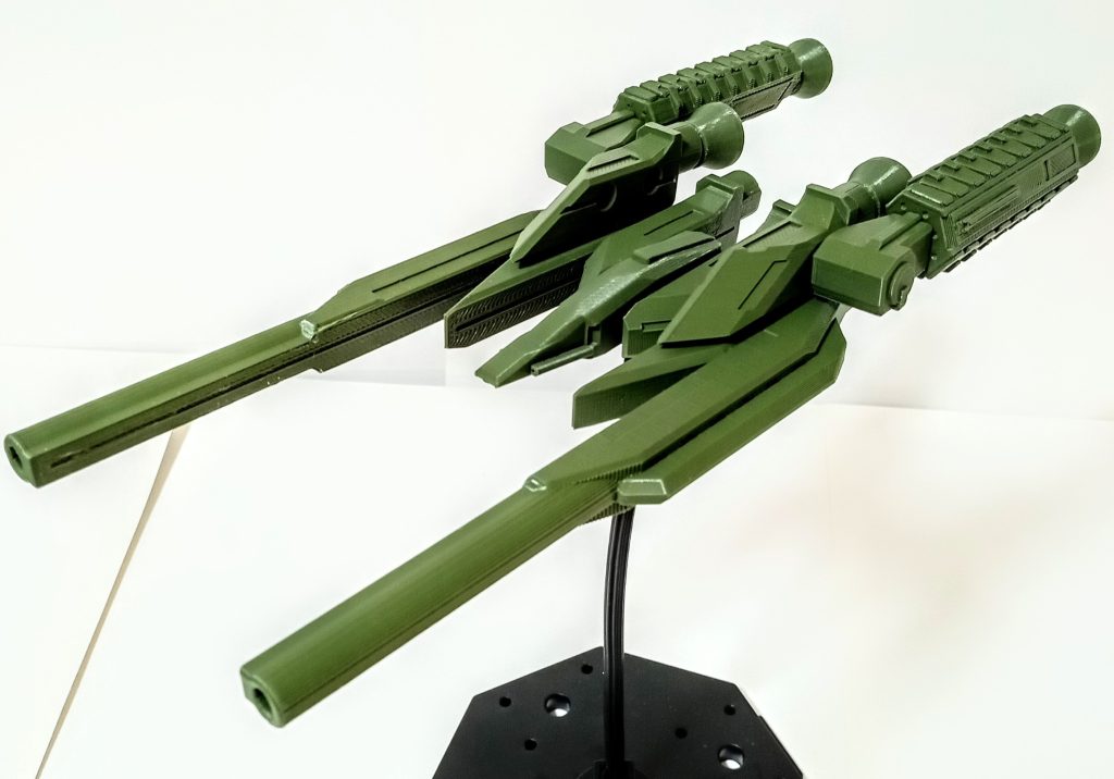 サバーニャの支援機、GNサーリファイアです。名前は、サバーニャとアンプリファイア(増幅器)を合わせた造語です。太陽炉のGN粒子の精製能力を増幅させる能力があり、トランザムを連続使用出来る様になります。武装は機首にGNバルカン、GNビームランチャー、GNミサイルコンテナビットは、逃げる敵を追尾させて、敵艦を破壊させます。