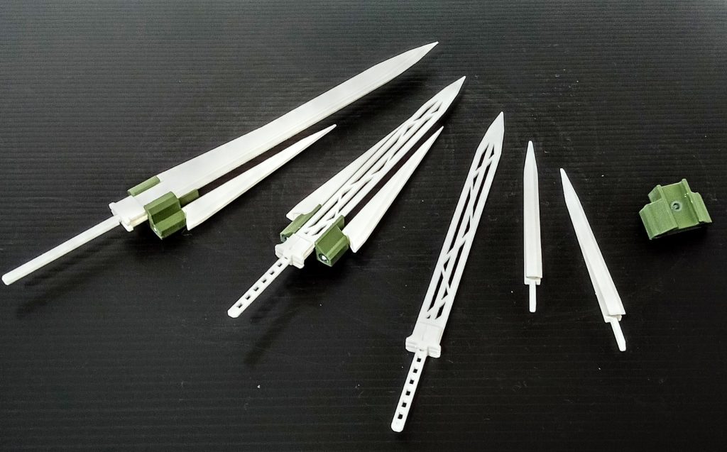 左から、GN対艦ロングソード、真ん中と右の少し短い2本が、GNトニトルスソードで、高電圧を発生させて、敵MSに掠っだけで感電させて、電子機器等を破壊します。右端の2本とロングソードの取り付け部に付いてる、合計6本が、GN重ソードビットで、敵の攻撃を跳ね返しながら特攻して行き、MSや艦船を破壊します。