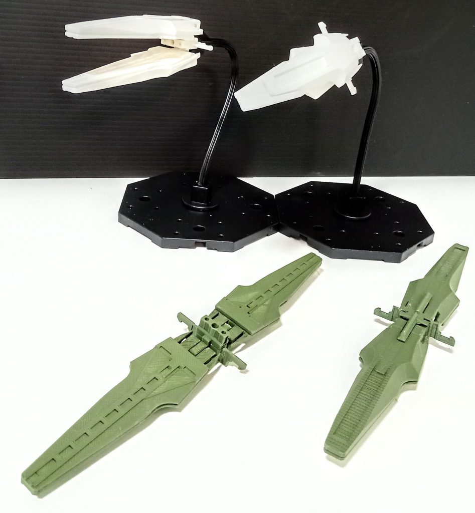 GNシールド、フィンファンネルです。高出力ビーム型です。白の方は先に作った試作で、勿体ないので一緒に飾ってます。