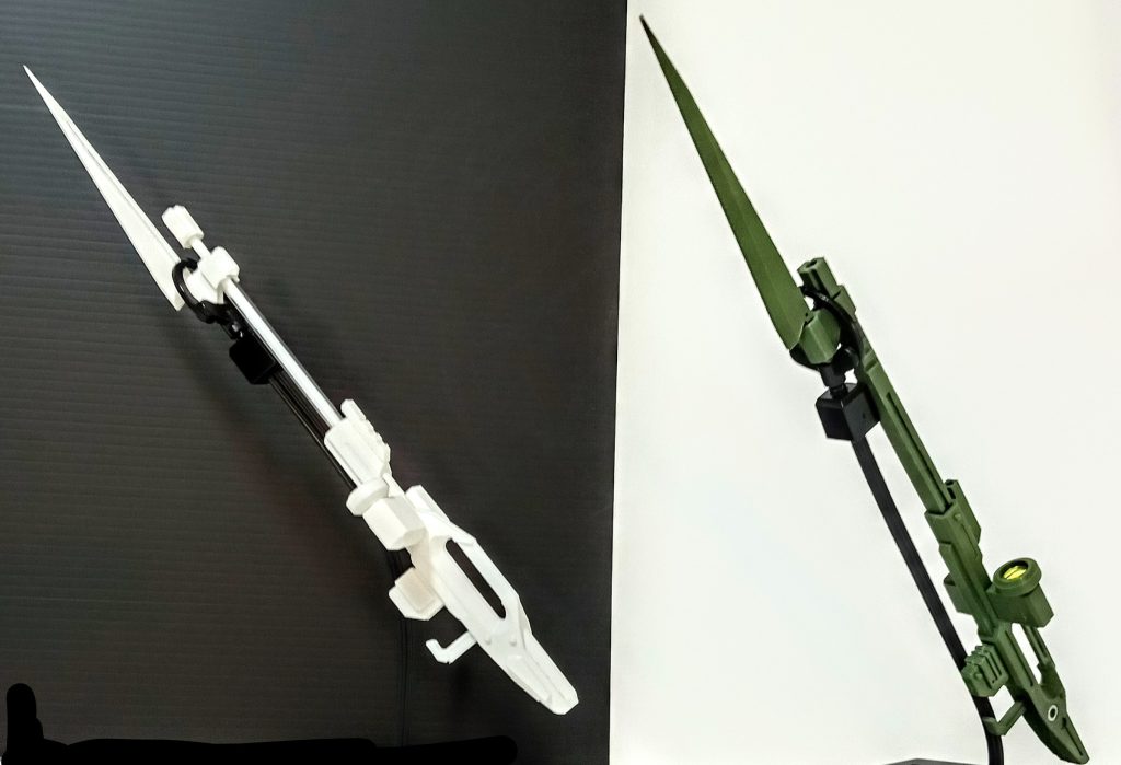 白いのが、GNスナイパーロングライフル【精密射撃型】で、グリーンの方が、【高出力型】になります。2つ共に先端にGN重ソードビットを装備しています。射撃時にふいにMSが現れた時に、打ち出します。