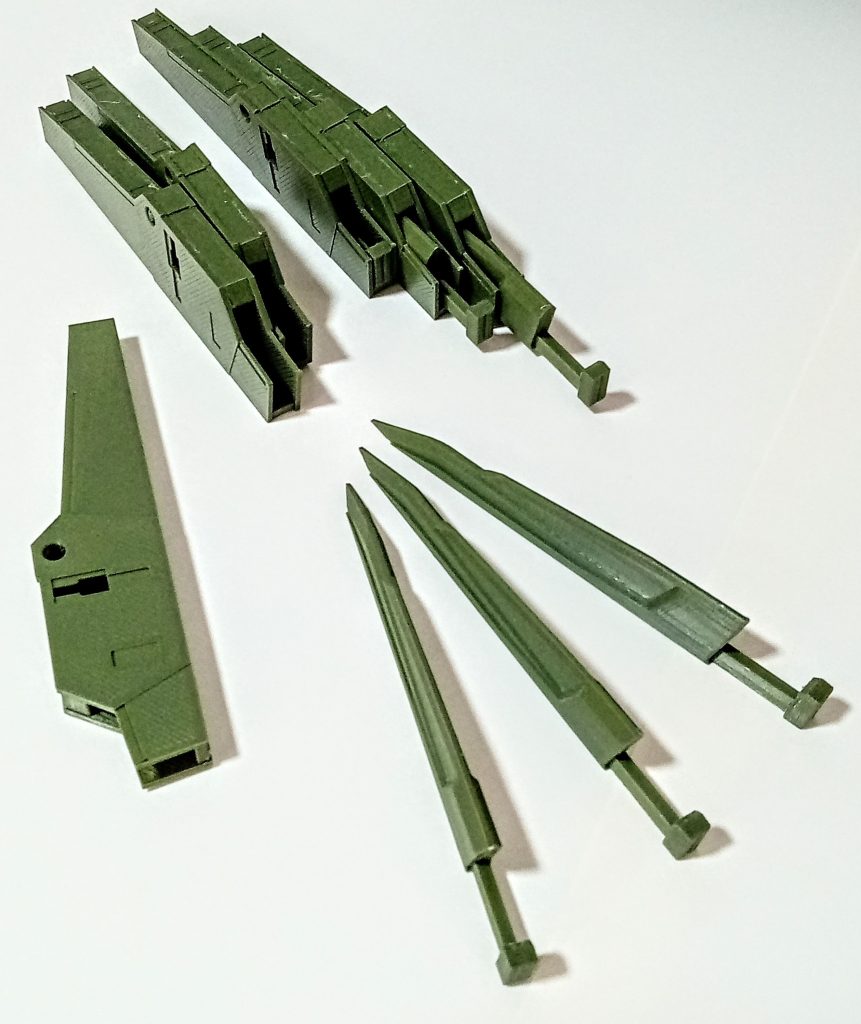 GNソードビットと、専用のGNシールドビットです。サバーニャのオリジナルの方は、ホルスタービットと言う名前ですが、自分のはソードビットを収納しますので、名前を付けるならば、GNソードシースビットになりますね。シースとは鞘の事です。