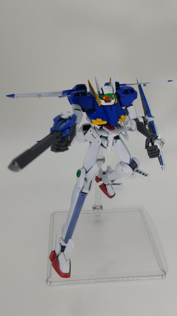 リニアライフルを構えて このキット、武器の保持力なさすぎませんか…それとも個体差なんでしょうか…近接武器であるソニックブレイドはまともに持ち続けることもできなかったので、時間短縮のため塗装もせず放置しました。