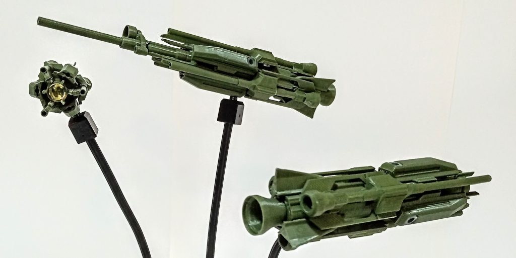 GNスナイパービットランチャーです。GNスナイパービットを3機づつ搭載しています。真ん中のが、長距離砲型で、他の2つが、拡散粒子砲型です?