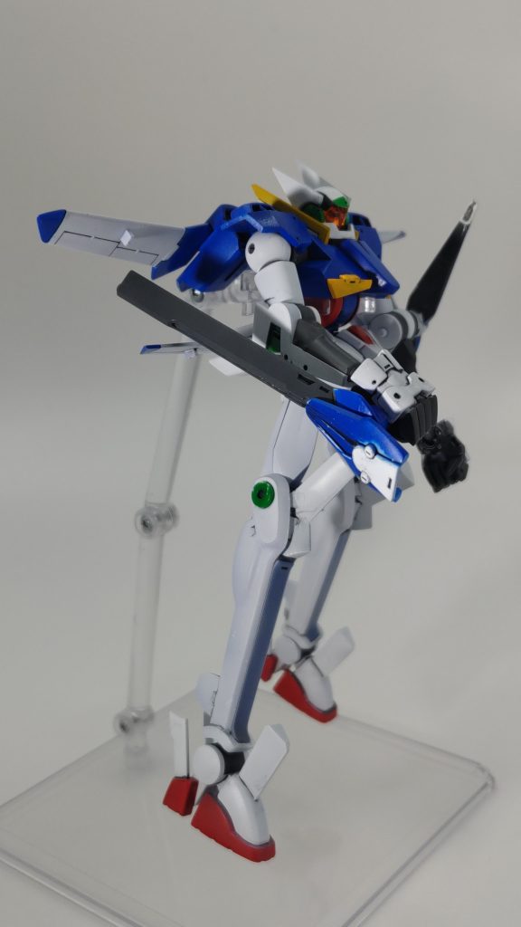 リニアライフルを逆手に持つ こう持つとなんとなくGNブレイドに…見えるようでやはり見えない。一部塗装が組み立て時に剥げてますが、修正する気力がなかったのでそのままになっています。