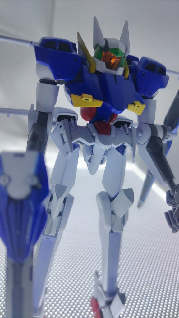 今まで機体色を変更して製作した事はいくつかありますが、正直一番面倒であり、何故この色にしたのか最も謎な作品となりました。最初はシンプルに塗るつもりだったはずなのに、ただ耳やエリがエクシアっぽい、それだけでこんなことに… このフラッグは私を許してくれるのでしょうか…