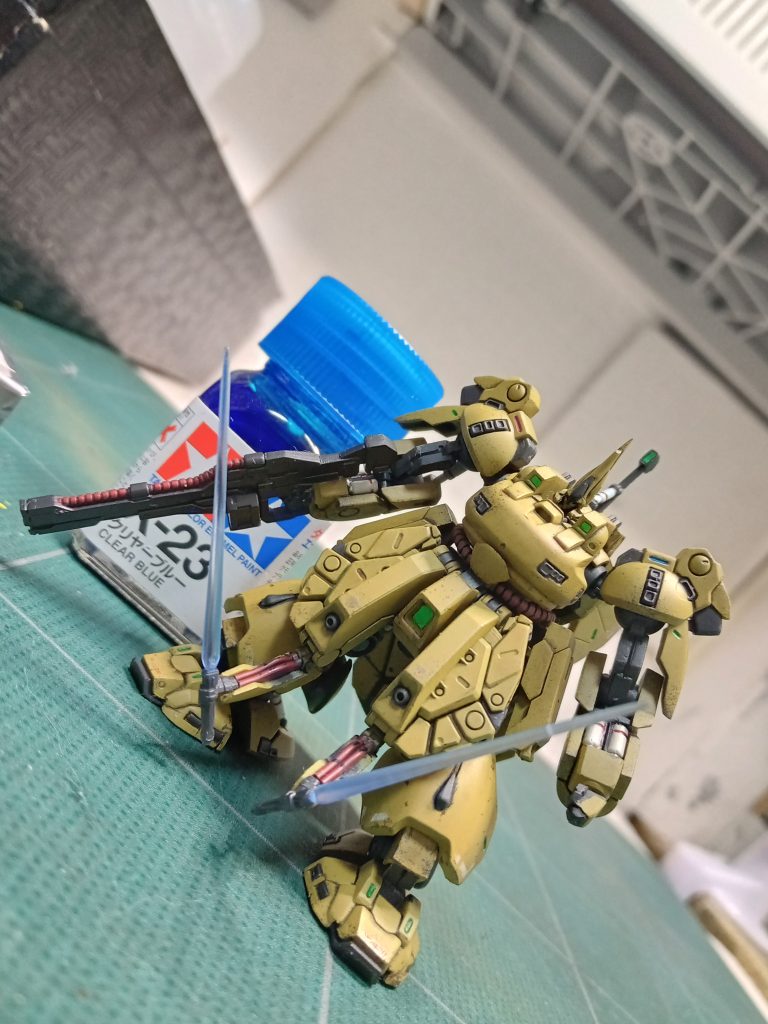 袴部分が間延び感があったのでスネに装甲を追加しています顔は写真ではわかりにくいですがちゃんと塗り分けてます【主な改修】・スネに装甲を追加・各所にラピーテープ・ヒケがひどいとこは瞬間接着剤などで補修してます・合わせ目消し後ハメ加工・各所削り込みと面出し・社外水転写デカール・エアブラシ塗装と細部は筆塗り、スムースクリア仕上げ・各センサー部、ラピーテープ貼り公式設定の配色ではありません追加写真はこちらhttps://www.flickr.com/photos/197582828@N07/albums/ #ガンダム#Zガンダム#ガンダムアーティファクト#アーティファクト#ジオ#THEO