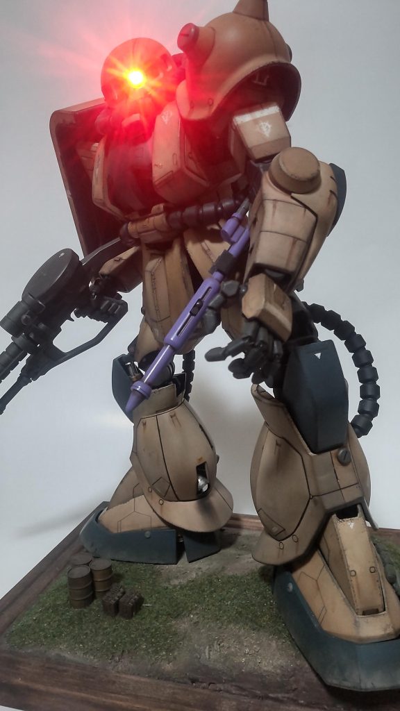 グポーンも当然出来ます。それと何となく台座をジオラマ風味にしてあります。台座フレームは100均でゲットしたフォトフレーム。地面は同じく100均でゲットしたクラフト粘土にウェザリングマスターふりかけたり色々やってます。アクセントにタミヤ1/48シリーズのドラム缶等を配置……ちゃんとドイツ軍のを使ってます、安心してくださいw