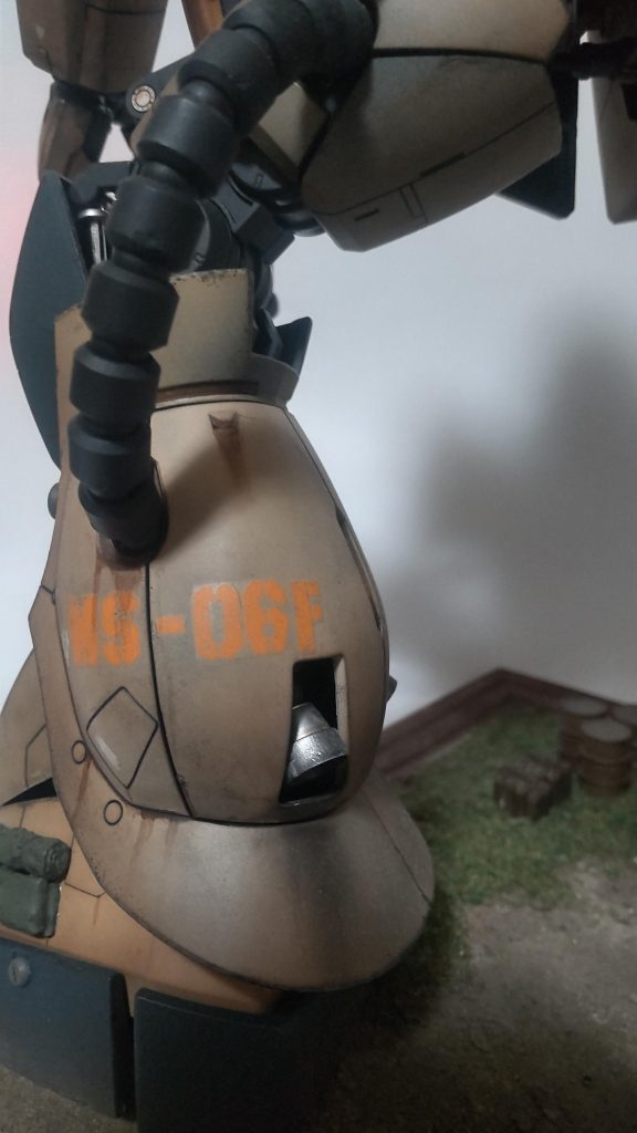 スラスター部分にはスス汚れを少々。ボディ各所にサビ垂れを色々。そもそもモビルスーツに錆びが出るのか疑問ではあるんですが、ロマンなんだからそんな野暮な事を言ってはいけませんw!