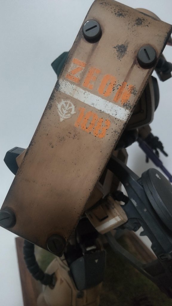 各所にマルイチモールド貼り付けながら思ったんですけど、こんな巨大なマルイチは無いですよね……でもまぁ雰囲気優先って事で。デカール類もチッピングタイプを選んで使用してみやした。