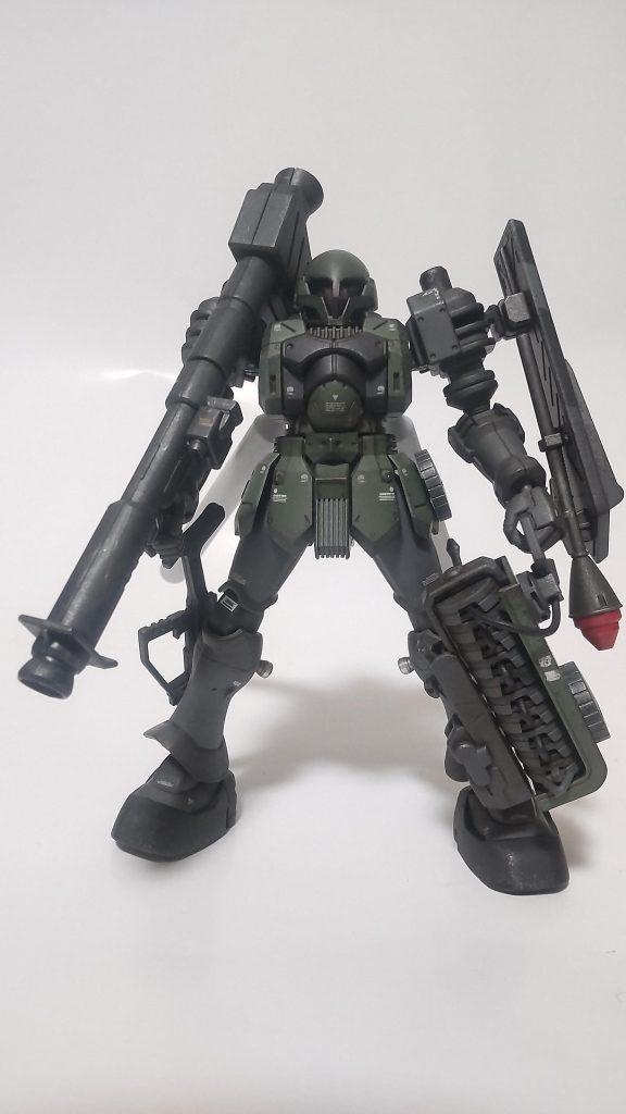 正式配備されたら…という設定でこしらえたので、カラーリングは量産型ゲルググと同じにしてみました。武装はケンプファーから転用したバズーカとチェーンマインを装備させてあります…たまたま余ってたから付けたんですが、たぶん強襲仕様なんだと思います。ジオンのMSはこのやけっぱち感が似合うからたまらないですよねwww