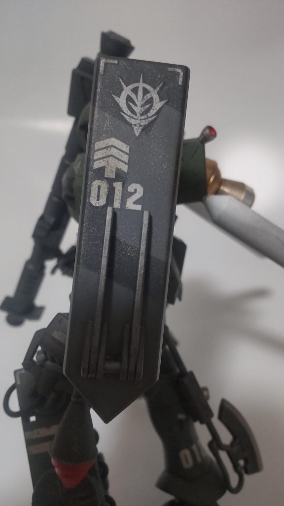 シールドにだけ軽くスプリッター迷彩なぞしてあります。で、12月にこしらえたから部隊番号は012です、特に深い意味はありません。