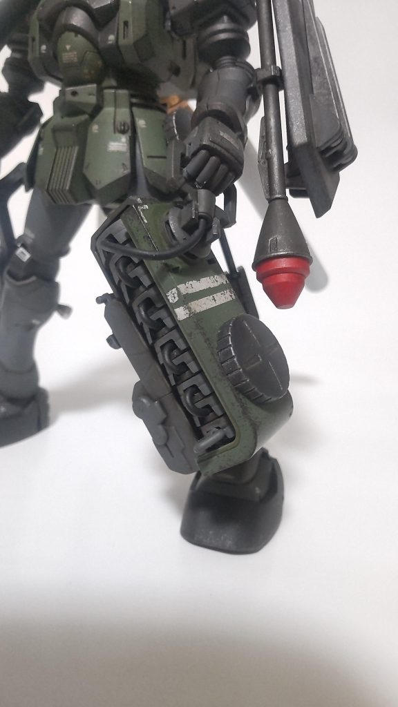 チェーンマインを持たせるついでに、チェーンマインホルダーをジャンクパーツで自作してみやした。確かドアンザクの余剰パーツになったザクシールドをベースにして何となくデコレーションです。ザクマシンガンのドラムが中々に危ない感じですけど、あった方がカッコ良いんでポン付けしてありますw