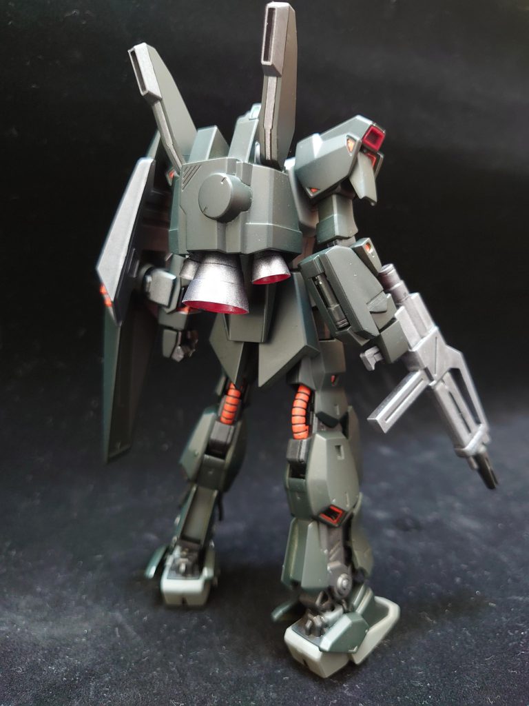 右腕裏にジェガンのスカートのサーベルラックをそれっぽくつけてます。クリアランスを考えておらずビームサーベルが塗装ハゲしてたり…