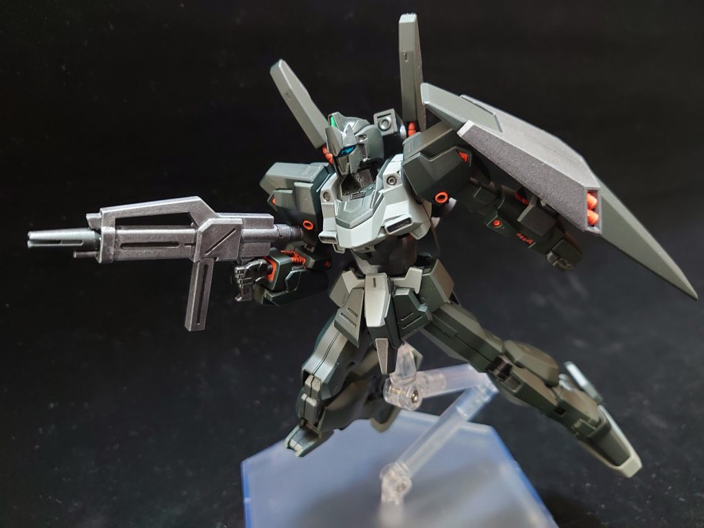 百式をベースにルナゲイザー、デルタプラス、ジェガン、RGゼフュランサスのパーツを使って改造してます。首の延長やスカートの短縮、肩にアポジモーター的なものを追加、膝のポリパーツ隠しなど地味な作業もしてたりします。