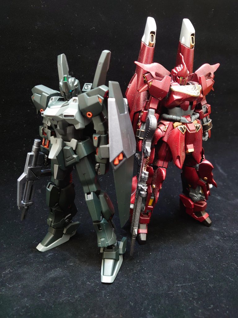 遠い昔に作ったフロンタル専用百式と並べてみました。上達はしてますが、当時ほど気合いの入った作品はしばらく作ってないですね…