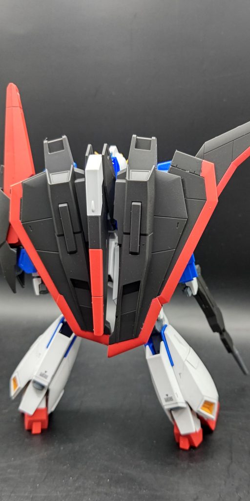 今回試したい事はヒケ処理をせずにほぼ成形色仕上げにしたらどのくらい目立つのか？を自分の目で見て知りたかったというものでしたつや消しにしてみると意外とヒケはあまり目立たないように見えます、外側の赤い部分も黒かったのでそこだけ部分塗装してます