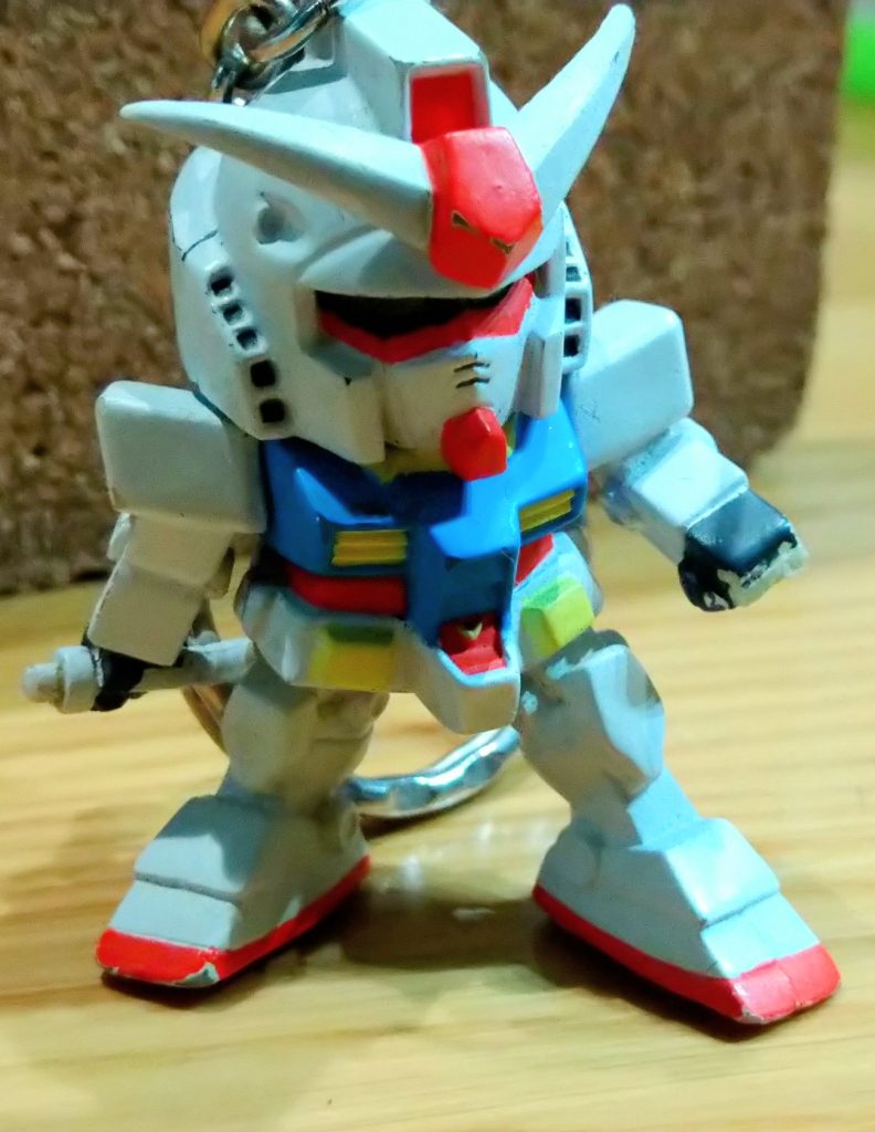 頂き物の中から出現 足の裏に製造表記　 無く    後ろ の ボタン　を 押せば 目が 光る！