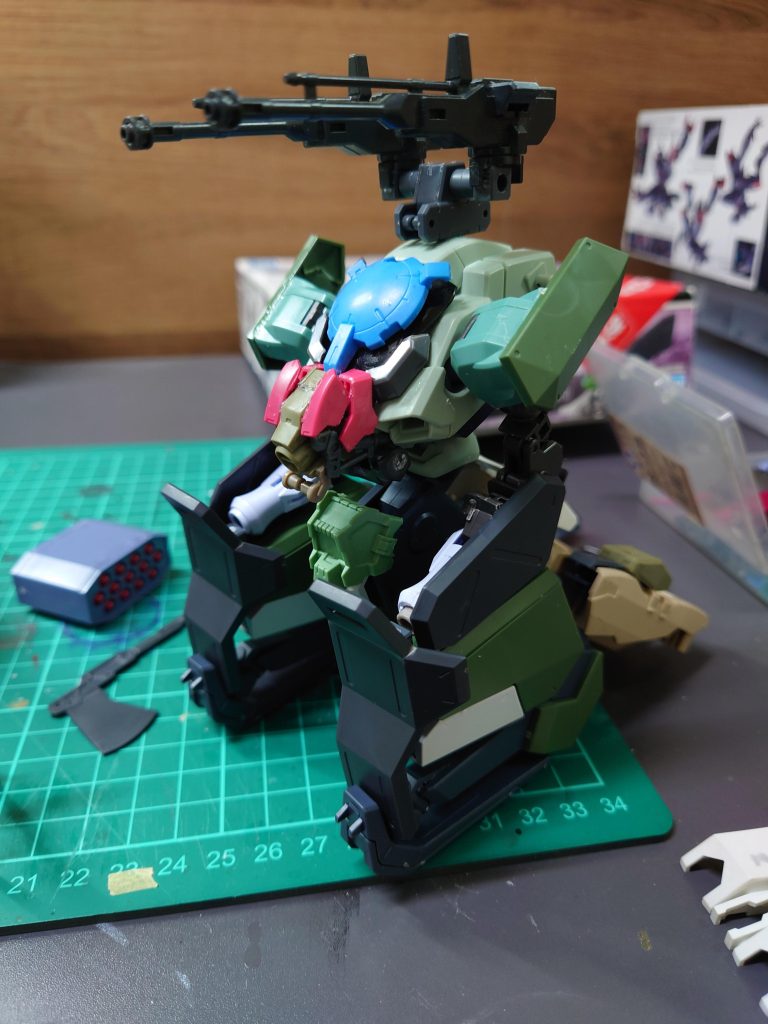 ホバータンク形態のプロポーション確認で腰部に百里のブースターを付けてタンク感が出るように工夫しましたm(_ _)m