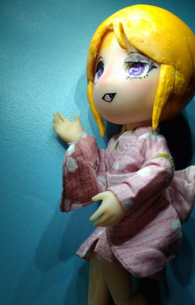 。。。。 引っこ抜いた顔 に ジト目　に　くり抜き 紫　の　ドールアイ　を くっつき虫　で　 ペタリ　と 貼る😋 SDキャラ　の　部位は　 記号化　しているので さらっ　と　描きます