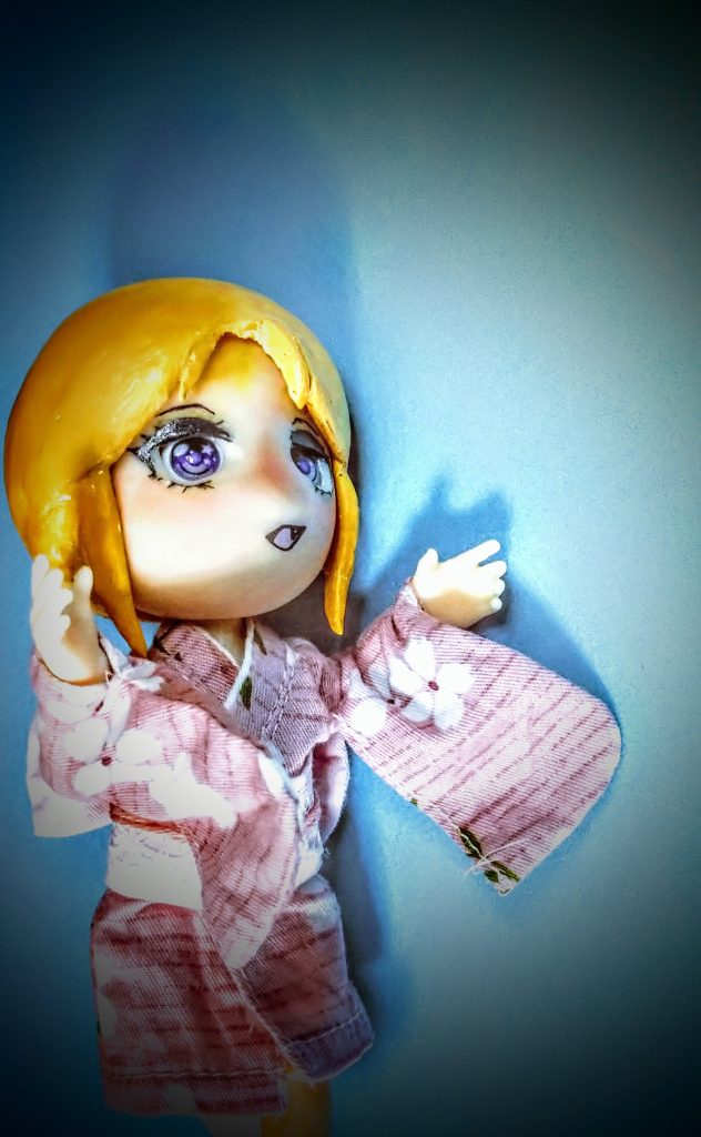 何個か ドールヘッド　を　 描き　　くり抜き 元　の　デザイン　で　 一発勝負！！（ 一個しか無いし）