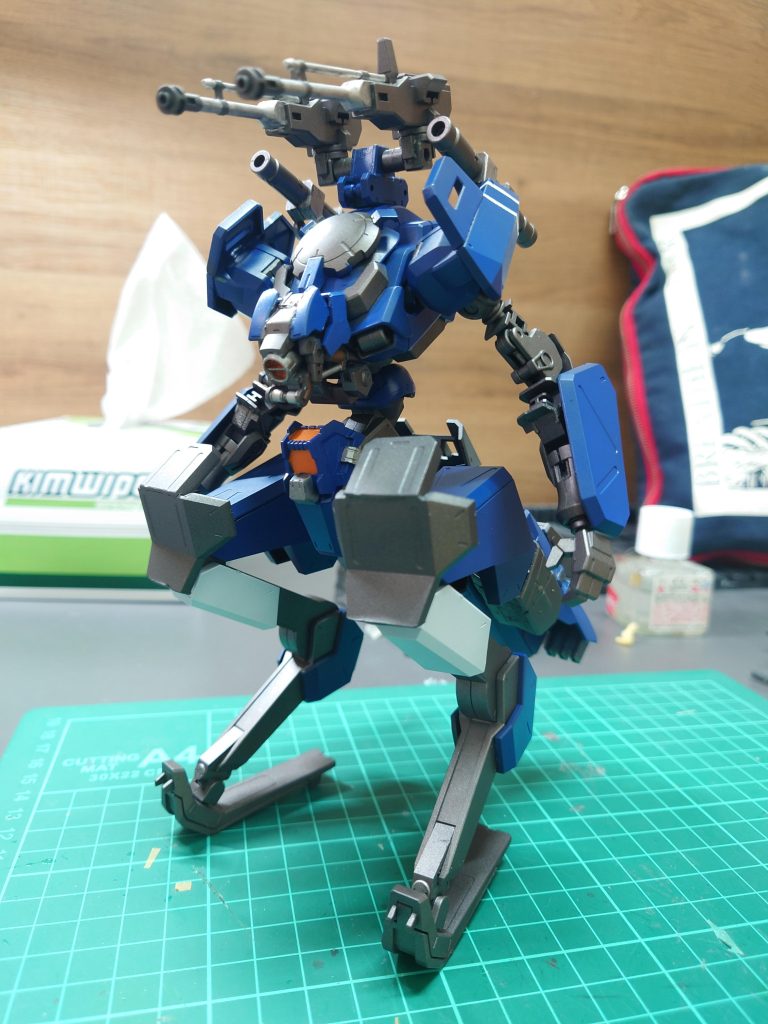 塗装後青と白でまとめコックピットとカメラアイはオレンジで塗装しましたこの後ウェザリングで汚していきましたm(_ _)m