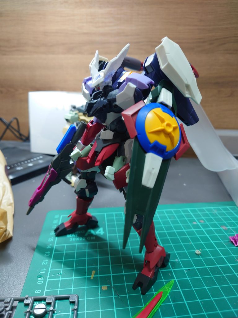 頭部をガンダムフェイスに変更シールドはレギンレイズジュリアのバインダーを加工してべギルペンデのパーツとシェンロンガンダムのシールドを移植しましたm(_ _)m