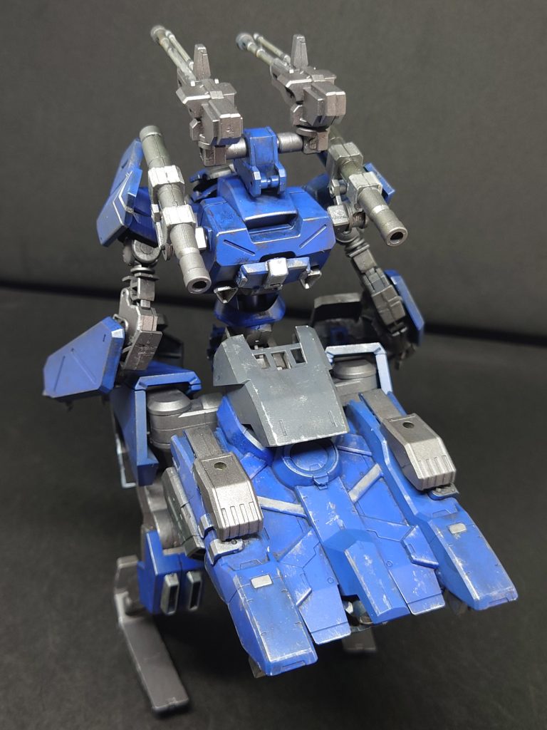 ソルダーFピーカーブが第ニ世代のMSを改修した可変型MSワーカーBの護衛または物資搬送などといった役割を持つMS2つの形態があり、対MS戦闘に特化した二足形態と物資運搬と防衛戦闘に長けたホバータンク形態に変形ができる可変機構を組み込んだせいで大型化し小回りが聞きづらく死角かある