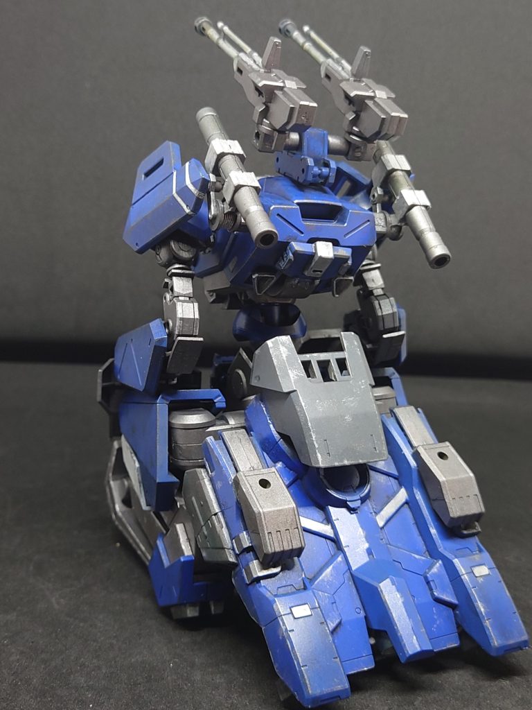 ホバータンク形態脚部を折りたたみ腰部の大型スラスターを下ろし腕部を格納することにより形態変形機動力は戦車より速く大型化したことにより出力が高く多くの物資が運搬可能でMSも牽引可能