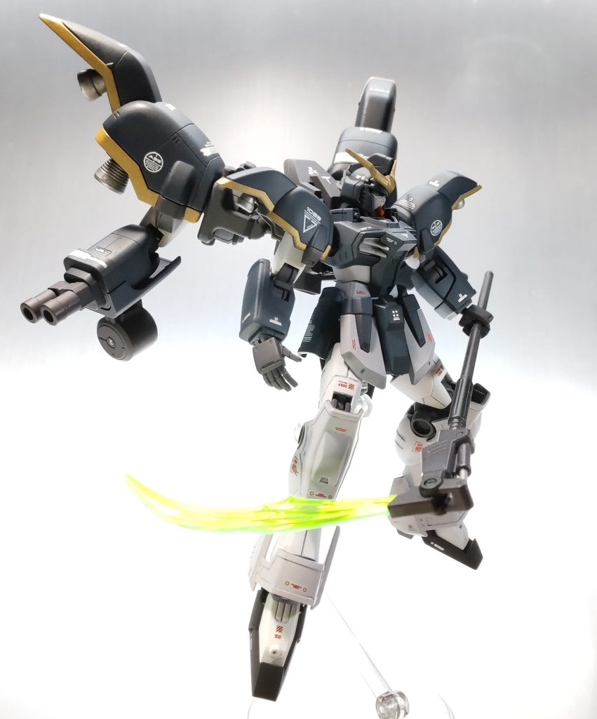 大腕Ver.です。旧1/100キットのジャンクから流用。背中の本体はハイニューから拝借、その接続にはズゴックの膝間接フレームを拝借、その他色々なジャンクから流用して密度感上げる感じでもりもり。強度的にもなんとか保持力もなんとか。意外とすんなり形になりました。