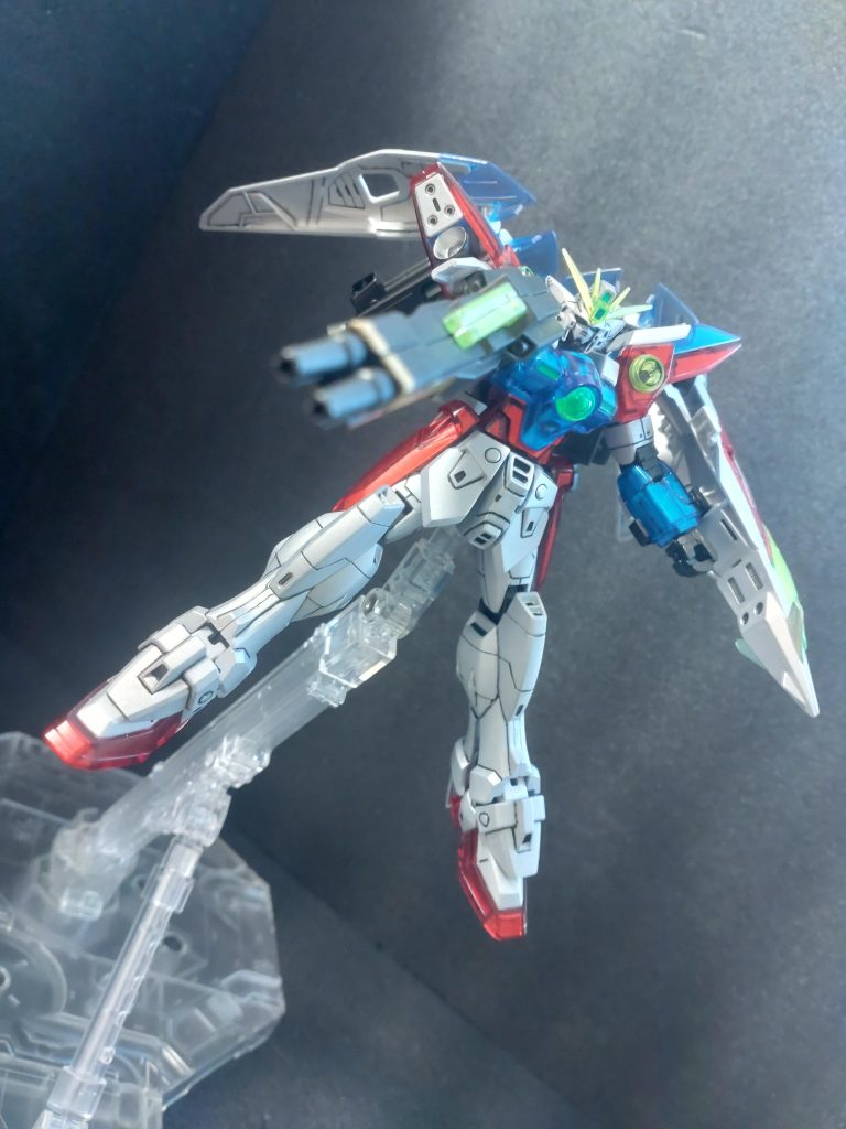 せっかくの景品なのでいい作り方が思いつくまで積んでいたところ、職場のOくんが「 メカニカルコア」について教えてくれたので、それで作ることに。そこに、もともと想定していた「 クリアパーツとバランスとるなら、白い部分をつや消しキャンディにしたら、カッコよくね!?」という案に加えて制作することに。