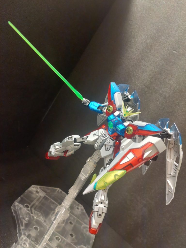 ビームサーベルはグリーンの物が付属されています。ビームサーベルはパーツ感が強すぎて好きではなかったのですが、ヤスリで磨いて白くするとそれっぽくなると気付き、それからはむしろお気に入りになりました!我ながら単純な男です(笑)