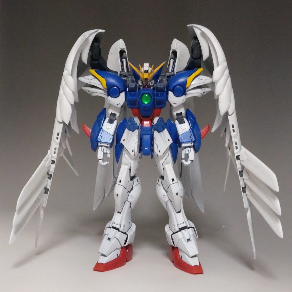 ●脚部股関節がガニ股だったので、ボールジョイントを左右2ミリずつ幅詰めくるぶしのダクトが塞がっていたので開口、その他膝下の浅いモールドを掘り直してモールド追加爪先がやたら前に出ていたので、爪先と踵を切り離して前後に3ミリ幅詰め腰横のパーツが左右にせり出し過ぎていたので小型化、より胴に密着するよう左右2ミリずつ幅詰め