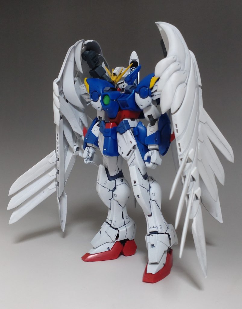 ●羽根の改造主翼部分はKaのように可動はしませんが、しそうに見えるよう分割して隙間ができるようにしました（笑）左右6枚ずつ12枚のはずの小羽根が3枚で1パーツになってたのは流石にチープだったので、プラ版で12枚の小羽根を作成、それぞれ独自に可動できるようにしました主翼裏面がスカスカだったので、使わなくなった小羽根などでそれっぽく情報量アップサブの羽根(サーベル付いてるやつ)は設定画だと正面から見てかなり上に出てるはずなのにキットだと位置が下過ぎて見えないので(Kaのほうも同じ)、取り付け位置を10ミリ上に変更、正面からも見えるようにしました●その他、全体的に筋彫りやチップ等モールドの追加