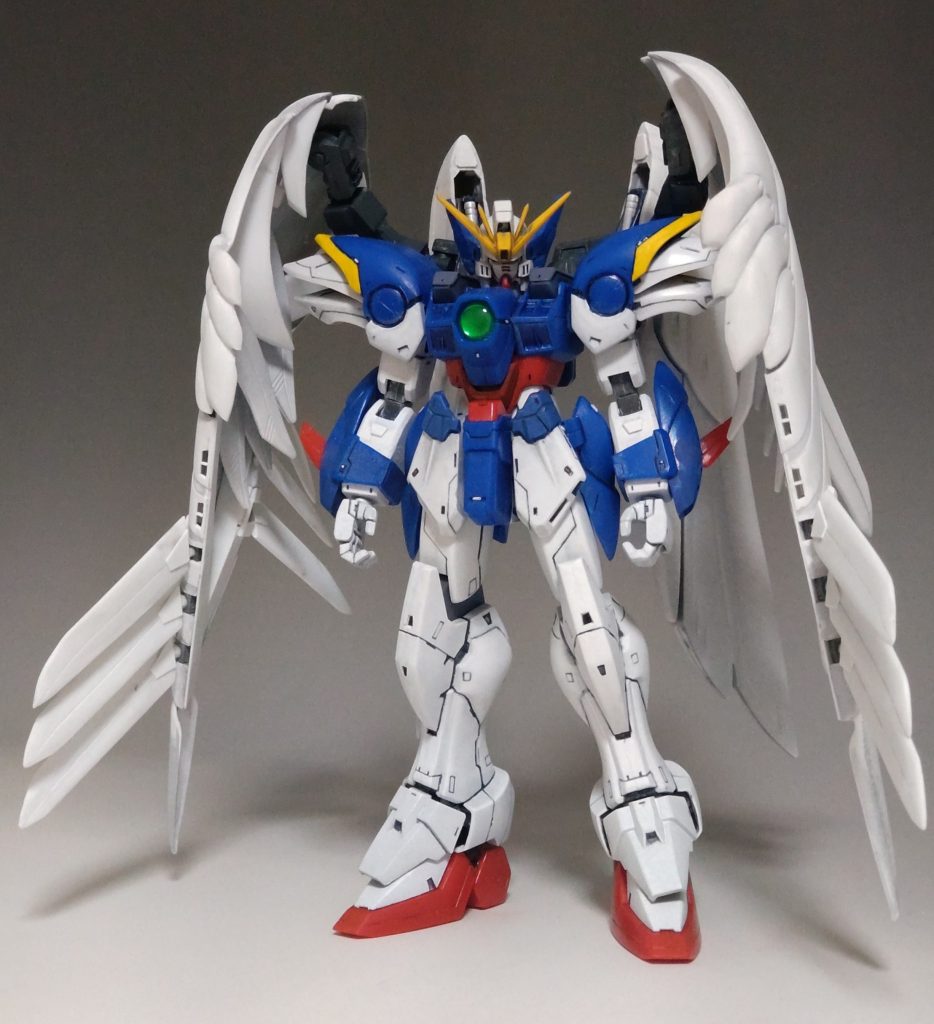 改造ポイント●腕部腕の付け根を下に2ミリ、後ろに2ミリ移動前腕を2ミリ延長して拳が内側に向くように角度を変更前腕の青いパーツを大型化、赤い羽根の位置を調整して鋭利化上腕がやたら細かったので、プラ版で囲い大型化手首はキットの物ですがよりシャープ＆小型化、人差し指と他の指の不自然な隙間を詰めました
