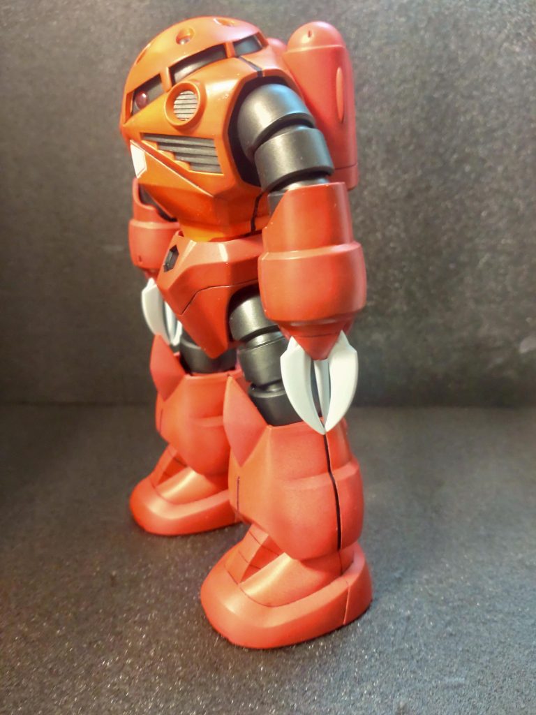 胴体のダクト部分の塗り分けはマスキングが苦手なため避けたかったので、合わせ目消しではなく段落ちモールドにしてみました。ただ、スミ入れを水彩絵の具で行ったのですが、幅が広いと乾燥したらヒビ割れて下の色が見えてしまいました。まだまだ試行錯誤が必要ですね。