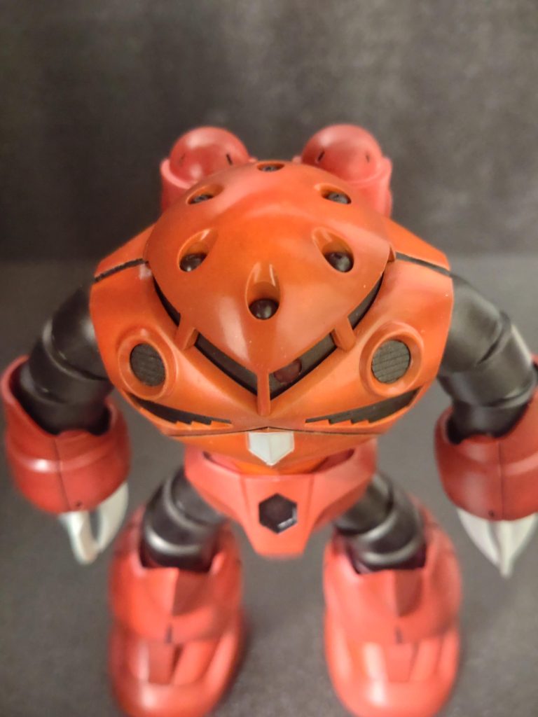 モノアイ部分はパーツに穴を開けて、ジャンクのビームサーベルを切り取ってフィニッシュヤスリ?で仕上げたものを埋め込みました。ただ、発色が悪く、これもクリアレッドを塗ればよかったと後悔しています…。