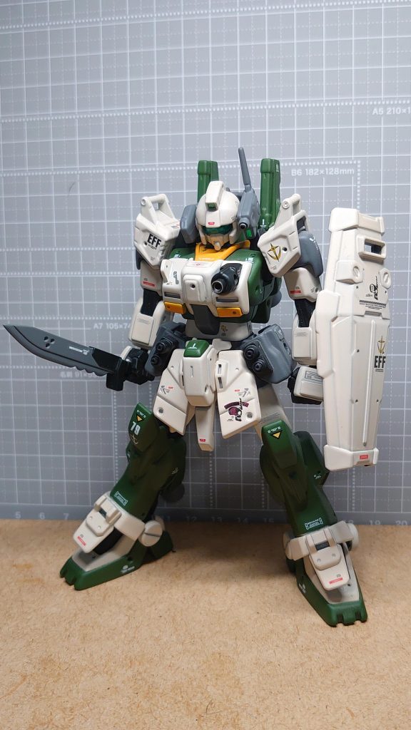 軽装状態です。古いHGマークⅡをベースに食玩やら 他機パーツ を使用しながら プラ板製作もしてます。 ちなみに頭は アンサンブルの陸ジムです。(フィットしたので)