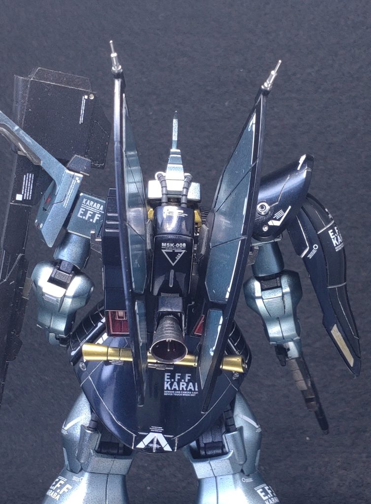 濃い部分はさらにタミヤコンパウンドの粗目と細目でテカテカに。バーニアはジャンクパーツ