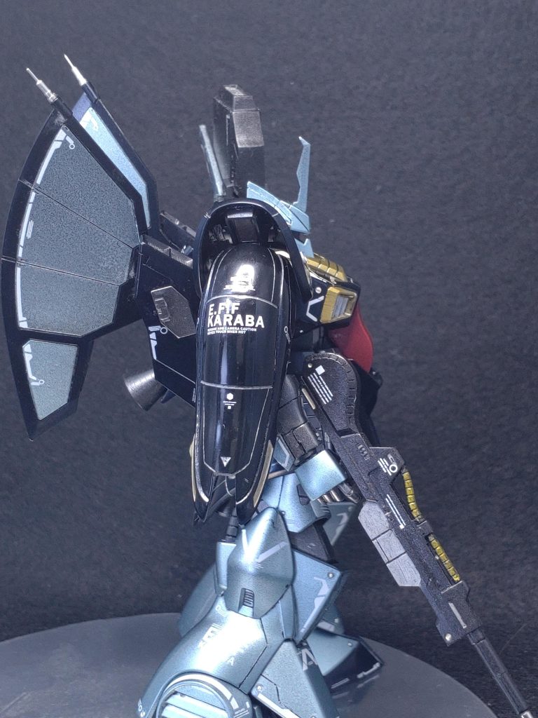 塗装は、クレオスの黒サーフェイサー下地。濃い部分はガイアのプリズムブルーブラック、薄い部分はアクリジョンの青竹色とシルバーを1:5ぐらいで混ぜ、メカ部分はガイアのスターブライトアイアン、金色は水性ホビーカラーのスーパーシャインゴールド、赤はアクリジョンのメタリックレッドです社外品デカールを貼り、最後にオートクリアーで厚塗りコートして6000番のヤスリぐらいまで磨いてます